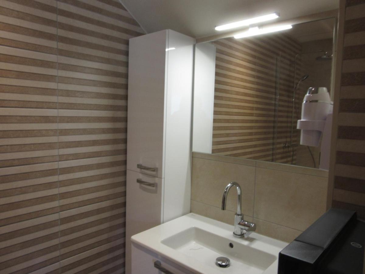 Hotel De La Londaine Champagnole Bagian luar foto